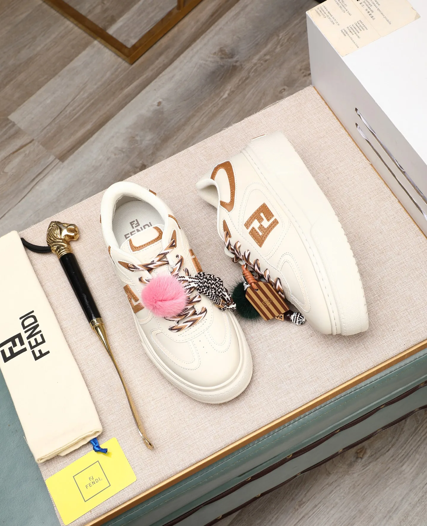 Men's shoes 💰740 Top quality Fendi Match series 25 latest colors Pendant thick sole lace casual FENDI Match lace. Made of light pink leather with white and ocher brown details. Contrast leather FF appliqué on the sides and hiking laces in white, pink and ocher brown. Thick rubber sole with oversized embossed FENDI lettering on the heel. Metal ring charm on the tongue: A small braided doll with contrasting mink fur details and gold metallic FF on the right shoe. The left shoe features a braided cord with contrasting mink double pom poms, metallic FF beads, and Pequin print pattern and logo. Upper: Original custom-made imported first-layer cowhide. Inner lining: Imported custom-made breathable mesh lining. Sole: Original open-molded ultra-light foam material. Bottom thickness: 5CM. Number of yards: women's 35-40 (custom-made 40 non-refundable).